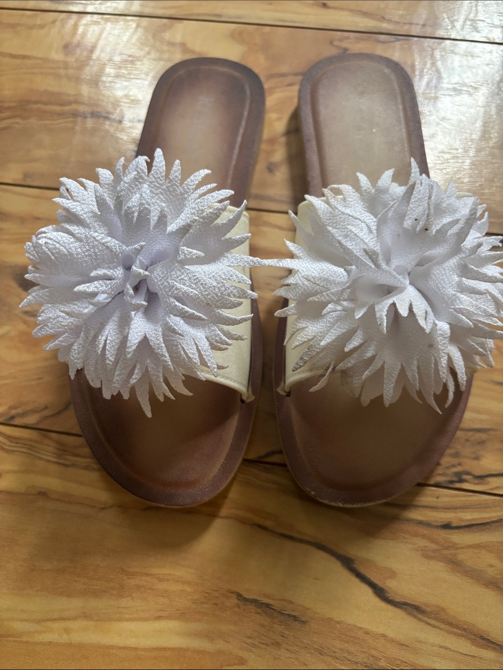 Women’s RASOLLI White Floral Slide Sandals